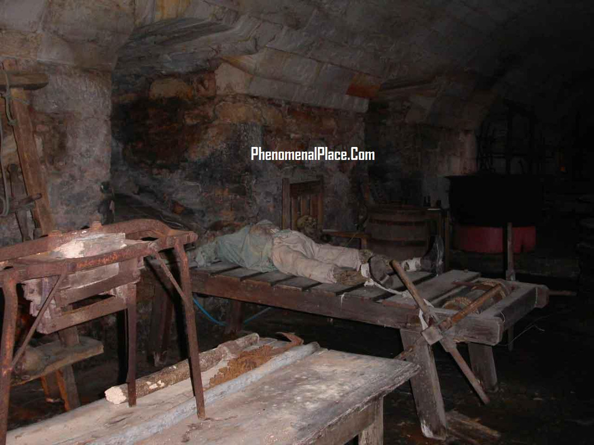 Theo các chuyên gia, máng tra tấn thường khiến phạm nhân đau đớn dẫn đến khai nhận tội dù bản thân không hề làm. Phương pháp tra tấn này cũng khiến những người chứng kiến bị ám ảnh, thậm chí là mang nỗi sợ tâm lý đến suốt đời.