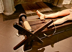 Biện pháp tra tấn này khiến phạm nhân đau đớn tột độ về mặt thể xác.