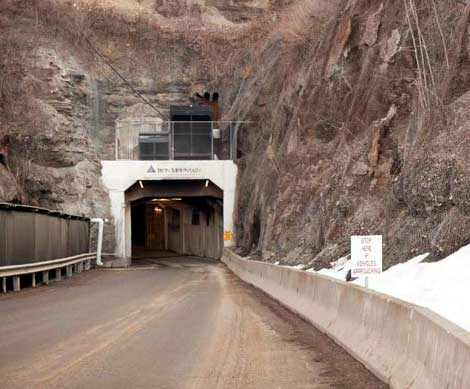 Núi Sắt (Iron Mountain) là một trung tâm thông tin lớn nằm ở bang Pennsylvania, Mỹ được bảo vệ nghiêm ngặt. Mục đích xây dựng địa điểm này là nhằm đảm bảo an ninh cho hệ thống Internet thế giới cũng như nhiều trang web chính phủ Mỹ.