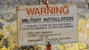 Mọi nhân viên làm việc tại Khu vực 51 đều phải ký vào bản cam kết không tiết lộ bí mật của căn cứ quân sự tuyệt mật này.