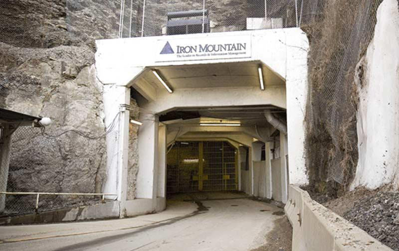 Địa điểm tuyệt mật này được xây dựng nằm sâu 67m dưới lòng đất. Núi Sắt được thiết kế có nhiều lớp an ninh khiến người ngoài không thể tiếp cận. Mời độc giả xem video: Bên trong bảo tàng tuyệt mật của CIA (nguồn: VTC14)