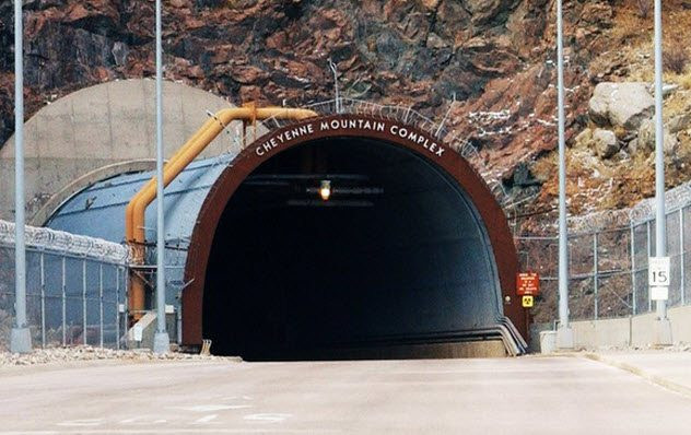 Khu phức hợp quân sự Núi Cheyenne (Cheyenne Mountain Complex) là một trong những địa điểm được bảo vệ nghiêm ngặt nhất nước Mỹ. Nằm ở vùng núi Cheyenne, Colorado, khu phức hợp này là trung tâm chỉ huy ngầm nằm cách mặt đất 720m.
