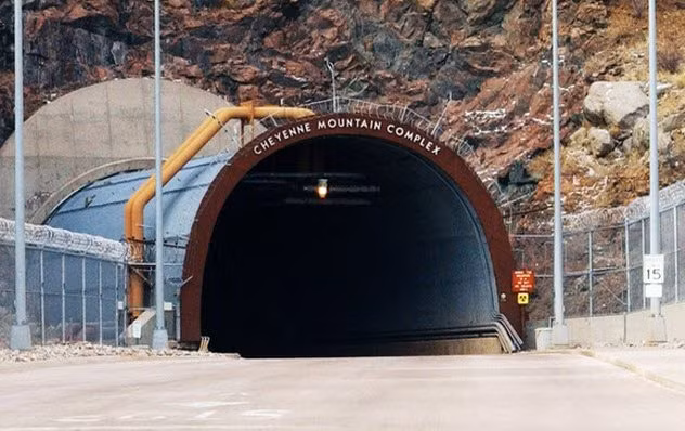 Khu phức hợp quân sự Núi Cheyenne (Cheyenne Mountain Complex) là một trong những địa điểm được bảo vệ nghiêm ngặt nhất nước Mỹ. Nằm ở vùng núi Cheyenne, Colorado, khu phức hợp này là trung tâm chỉ huy ngầm nằm cách mặt đất 720m.