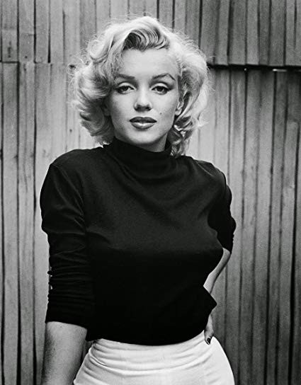 Trong khi đó, Marilyn Monroe là nữ diễn viên nổi tiếng Hollywood. Nữ minh tinh xinh đẹp, tài năng này gặt hái được nhiều thành công trong lĩnh vực diễn xuất.