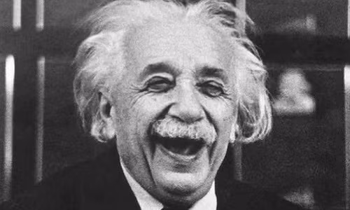 Nhà vật lý Albert Einstein là một thiên tài nổi tiếng thế giới. Nhà bác học thiên tài người Đức được người đời nhớ đến với thuyết phân tử động, thuyết tương đối hẹp và giả thuyết quang tử lượng. Ông còn là một trong hai trụ cột của vật lý hiện đại.