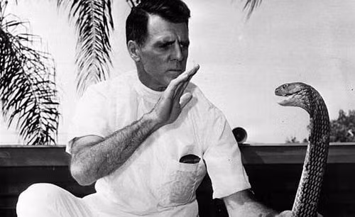 Bill Haast ở Mỹ được mệnh danh là "người rắn" khi để cho rắn độc cắn hơn 179 lần trong suốt 60 năm. Nhờ vậy, ông có sức đề để chống lại nọc độc của rắn.