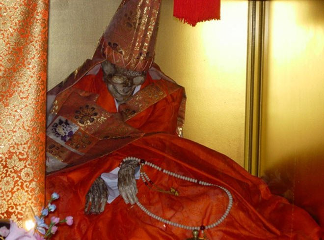 Theo nghiên cứu của các chuyên gia, sở dĩ nhiều nhà sư Phật giáo Shingon ở Nhật Bản tự ướp xác là vì họ quan niệm sự thống khổ trước cái chết là sự cứu rỗi. Việc thực hiện quá trình tự ướp xác gian khổ sẽ giúp linh hồn nhà sư được lên sống trên Cõi Tusita.