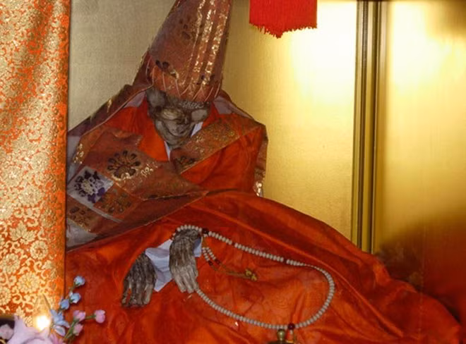 Theo nghiên cứu của các chuyên gia, sở dĩ nhiều nhà sư Phật giáo Shingon ở Nhật Bản tự ướp xác là vì họ quan niệm sự thống khổ trước cái chết là sự cứu rỗi. Việc thực hiện quá trình tự ướp xác gian khổ sẽ giúp linh hồn nhà sư được lên sống trên Cõi Tusita.