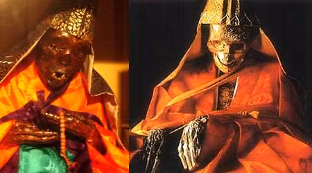 Khi thực hiện quá trình này, các nhà sư phải tuân thủ một chế độ ăn uống thanh đạm, kham khổ, thậm chí là nhịn ăn. Theo đó, các nhà sư thường chỉ ăn các loại hạt, vỏ cây và rễ cây nhằm tiêu hao lượng mỡ và thịt trong cơ thể.