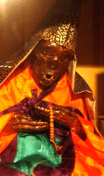 Các nhà sư tin rằng sức mạnh tâm linh chỉ tồn tại khi thể xác của họ còn nguyên vẹn trên trần thế để giữ sự kết nối.