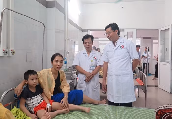 Them 2 co giao va gan 50 tre mam non nhap vien trong vu ngo doc o Dong Anh