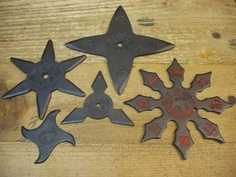 Vũ khí này được các ninja thường dùng để ám sát, đánh lạc hướng đối phương.