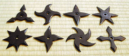 Shuriken có ưu điểm là gọn nhẹ nên nó có tính sát thương hiệu quả khi đối phương thường bị bất ngờ khi bị tấn công bằng vũ khí nhỏ này.