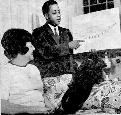 Thấy vậy, vợ chồng Hills vội vã tăng tốc để thoát khỏi vật thể bay bí ẩn trên. Thế nhưng, những sinh vật bí ẩn đuổi kịp họ. Kế đến, vợ chồng người Mỹ này cảm thấy cơ thể bị tê liệt và bất tỉnh.