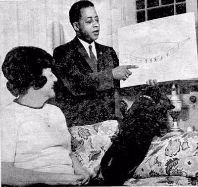 Thấy vậy, vợ chồng Hills vội vã tăng tốc để thoát khỏi vật thể bay bí ẩn trên. Thế nhưng, những sinh vật bí ẩn đuổi kịp họ. Kế đến, vợ chồng người Mỹ này cảm thấy cơ thể bị tê liệt và bất tỉnh.