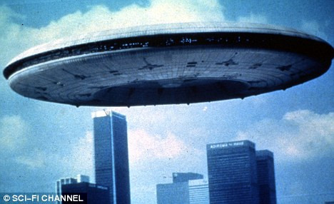 Sau đó, những sinh vật lạ trấn an vợ chồng nhà Hills để họ không hoảng sợ trước khi được đưa lên một con tàu.