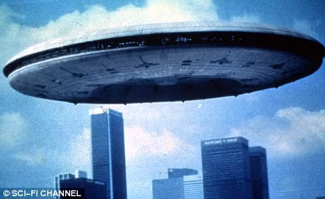 Sau đó, những sinh vật lạ trấn an vợ chồng nhà Hills để họ không hoảng sợ trước khi được đưa lên một con tàu.