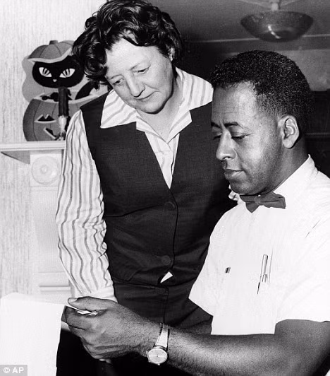 Trên đường về, gia đình nhà Hills bất ngờ nhìn thấy một vật thể bay không xác định đang di chuyển về phía ô tô của họ.