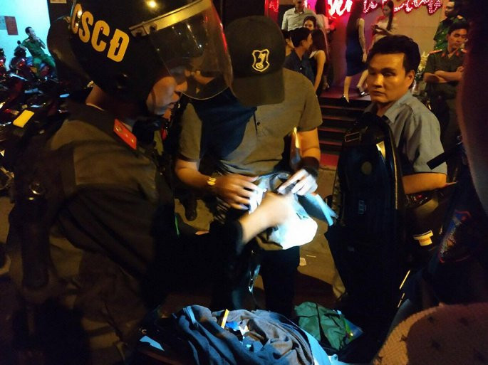 Canh sat dan giai 100 nam nu o quan bar ve tru so cong an kiem tra ma tuy