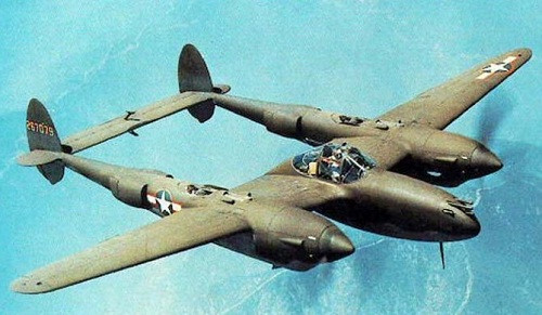 Bất ngờ, một tốp máy bay P-38, B-25 của Mỹ xuất hiện trên không phận của Nam Tư và dàn đội hình ném bom tấn công vào các mục tiêu quân sự ở phía dưới.