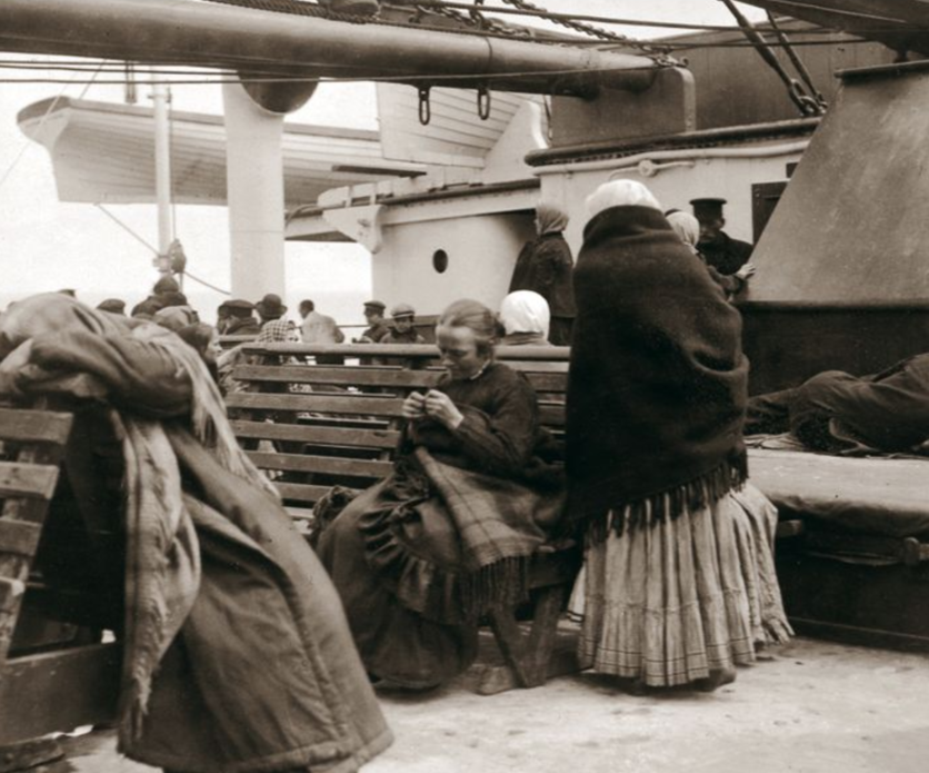 Trước khi tàu Titanic chìm, hơn 2.000 hành khách và thành viên thủy thủ đoàn đã có dịp trải nghiệm cuộc sống trên con tàu huyền thoại khi nó khởi hành vào ngày 10/4/1912. Trong ảnh là những hành khách hạng 3 và 4 ngồi trên boong tàu Titanic.