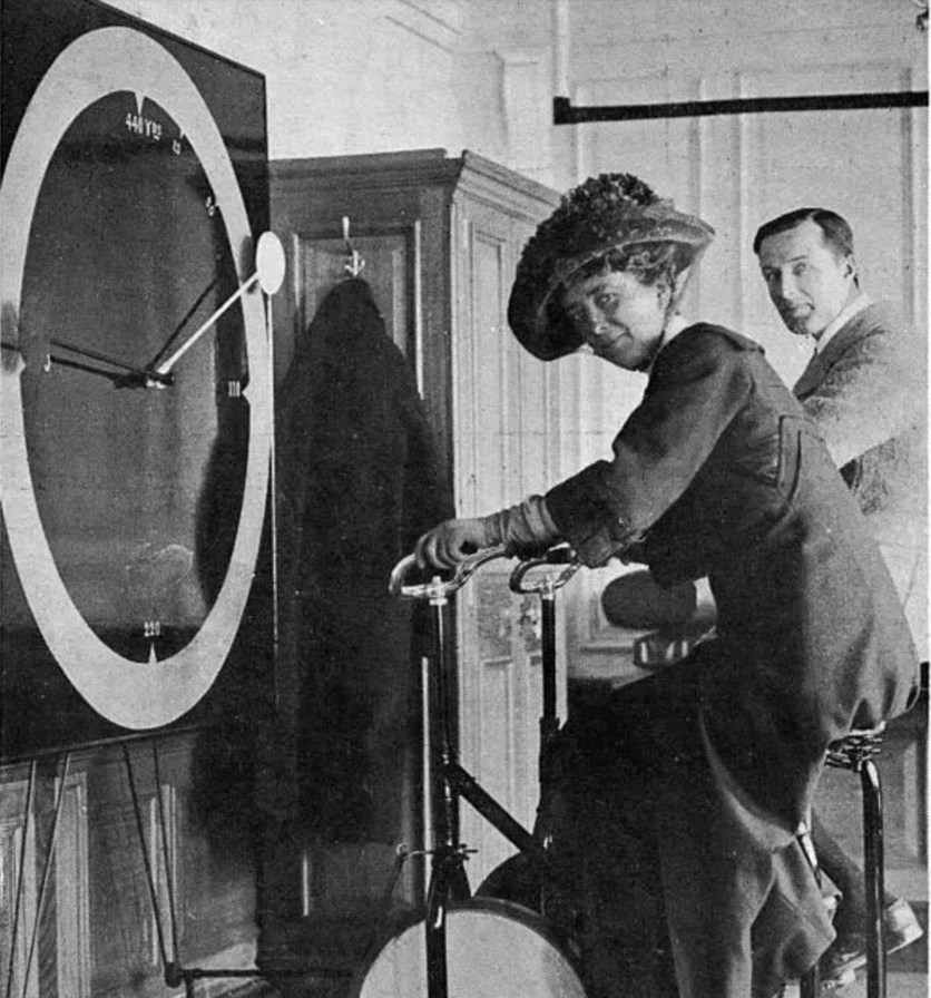 Hai hành khách trải nghiệm dịch vụ tập thể dục khi ở trên tàu Titanic.