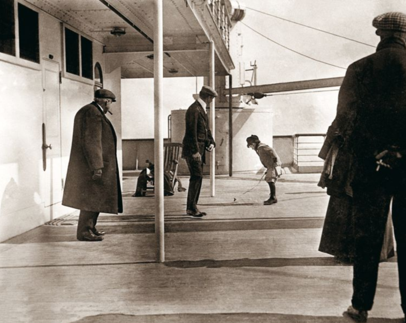 Boong tàu Titanic có kích thước lớn nên được dùng làm nơi diễn ra nhiều hoạt động vui chơi giải trí.