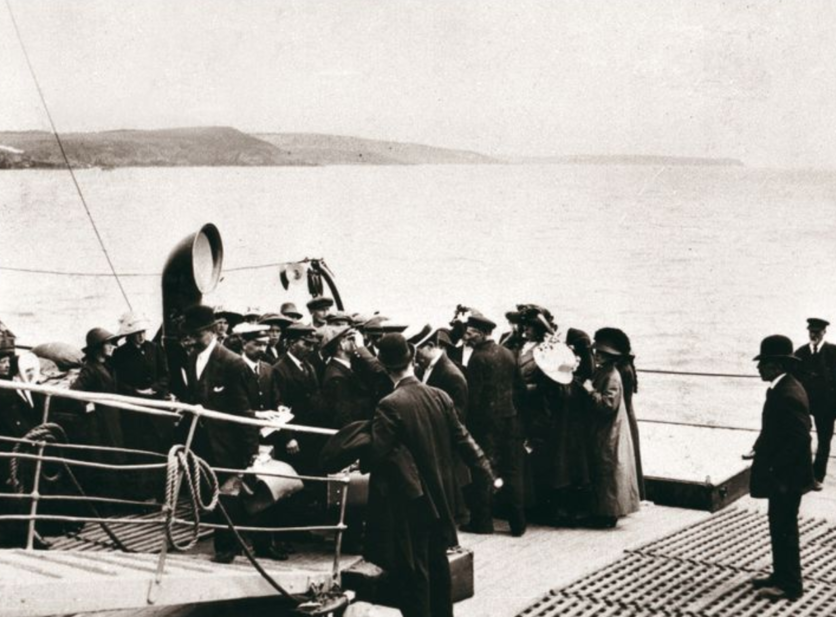 Bác sĩ trên tàu Titanic kiểm tra mắt cho hành khách xem có bị nhiễm trùng hay không.