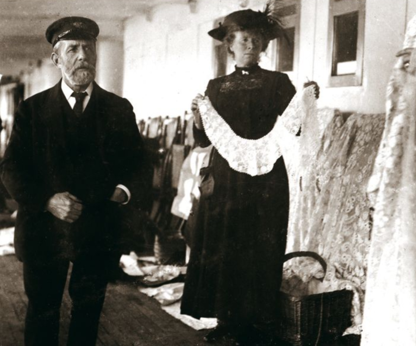 Hành khách trên tàu Titanic đi dạo xung quanh con tàu Titanic nổi tiếng thế giới với kích thước "khủng" thời điểm ấy.