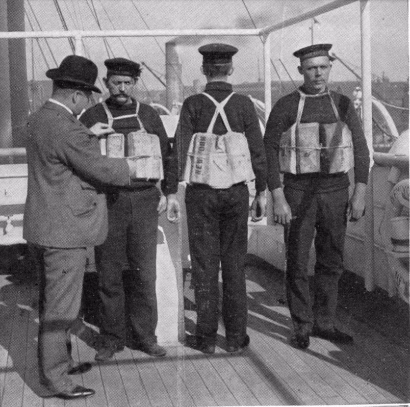 Nhân viên kiểm tra áo phao trên tàu Titanic.