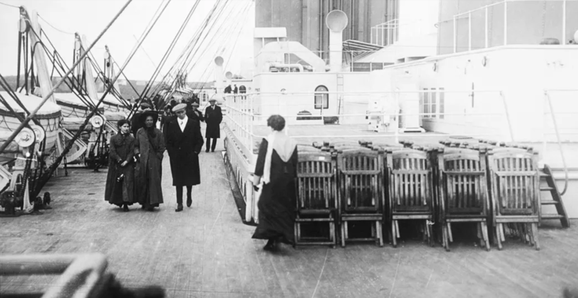 Hành khách ngắm nhìn cảnh biển đẹp từ trên boong tàu Titanic.