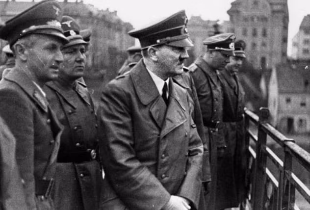 Một số tài liệu của Liên Xô cho hay kết quả kiểm tra thi thể Hitler cho thấy y đã tự sát bằng cách uống thuốc độc xyanua và bắn 1 viên đạn vào đầu vì không muốn rơi vào tay quân đồng minh.