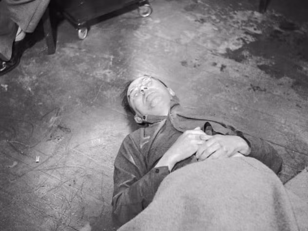 Tuy nhiên, Himmler vẫn "sa lưới" quân đồng minh và bị đưa ra xét xử tại tòa án Nuremberg. Khi ấy, nhân vật "máu mặt" một thời của Đức quốc xã đã lựa chọn uống xyanua tự sát thay vì bị hành hình. Mời độc giả xem video: Tiếp tục truy tìm tội phạm chiến tranh thời phát xít Đức (nguồn: VTC14)