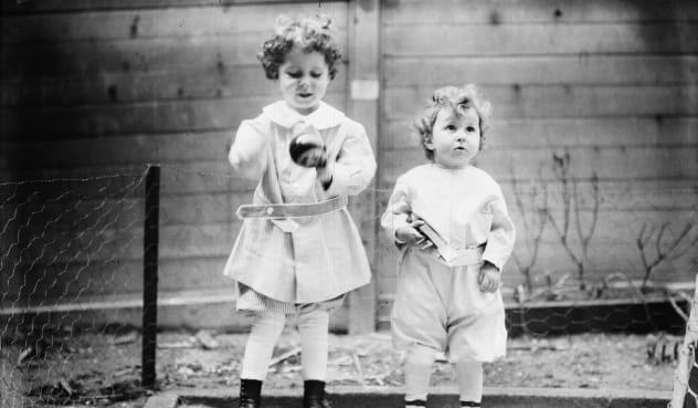 Câu chuyện về 2 đứa trẻ nhà Navratil sống sót qua thảm kịch chìm tàu Titanic cũng được dư luận chú ý.