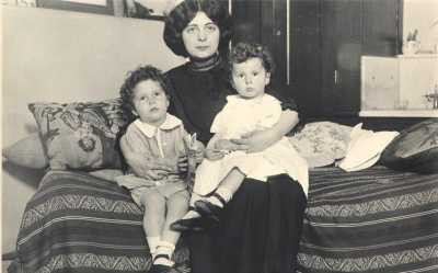 Khi tàu Titanic đâm vào tảng băng trôi, ông Navratil dùng chăn quấn cho hai con để giữ ấm trước khi đưa chúng lên xuồng cứu sinh. Hai đứa trẻ may mắn sống sót trong khi ông Navratil chết chìm cùng con tàu xấu số.