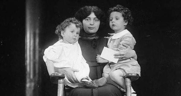 Sau khi thảm kịch xảy ra, mẹ của 2 đứa trẻ nhà Navratil đọc được tin tức về các con trên một tờ báo nên đã vội vã từ Pháp sang Mỹ đón chúng về nhà.