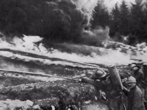 Khi những người lính chạy ra ngoài chiến hào thì sẽ bị đối phương tiêu diệt bằng súng trường hay súng máy.