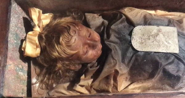 Thi hài của Rosalia được bảo quản tốt đến mức còn nguyên mái tóc vàng óng ánh, làn da căng mịn và gương mặt giống như đang ngủ say.