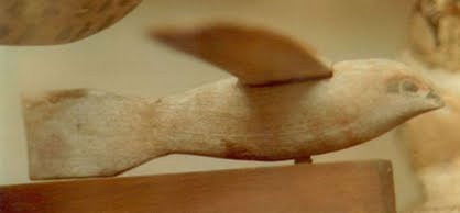 Kết quả kiểm tra, phân tích của của các chuyên gia cho thấy "chim Saqqara" có chiều dài khoảng 14 cm, sải cánh dài 18 cm và nặng hơn 40 gram. Hiện vật cổ xưa này của người Ai Cập nhìn giống như chiếc tàu lượn.