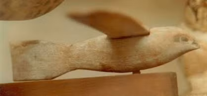 Kết quả kiểm tra, phân tích của của các chuyên gia cho thấy "chim Saqqara" có chiều dài khoảng 14 cm, sải cánh dài 18 cm và nặng hơn 40 gram. Hiện vật cổ xưa này của người Ai Cập nhìn giống như chiếc tàu lượn.