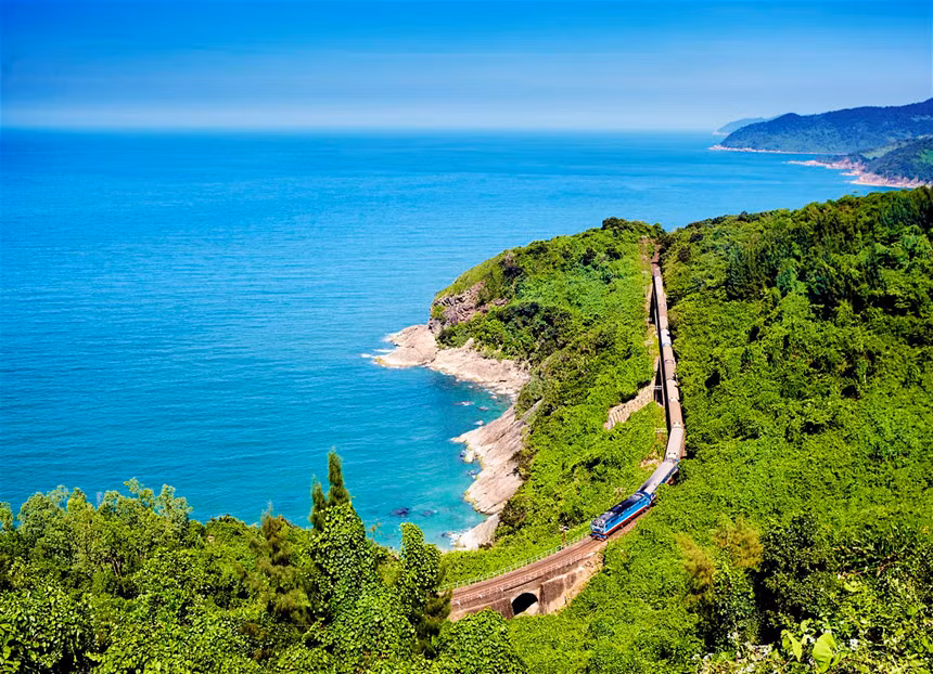 Lonely Planet, một trong những nhà xuất bản sách hướng dẫn du lịch lớn nhất thế giới, vừa công bố danh sách 8 điểm đến có hành trình du lịch tàu hoả đáng trải nghiệm thế giới. Trong đó, đứng đầu danh sách là tuyến đường sắt Bắc Nam, Việt Nam với chặng khởi hành từ TP.HCM đến Hà Nội trong 2 ngày với khoảng cách 1.726 km. Đoạn đường này gây ấn tượng với du khách quốc tế và các chuyên gia du lịch khi đến Việt Nam. Ảnh: Lonely Planet.