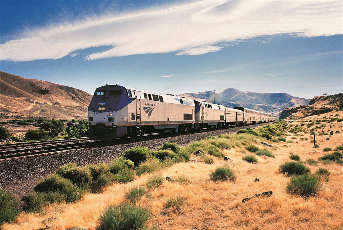 Tàu California Zephyr, Mỹ: Tuyến đường kết nối các thành phố Chicago và San Francisco của Mỹ. Để hoàn thành chuyến đi này, du khách sẽ trải nghiệm hành trình dài 4.000 km suốt 3 ngày đêm đi qua các thảo nguyên, sa mạc, dãy núi hùng vĩ. Ảnh: Amtrak.