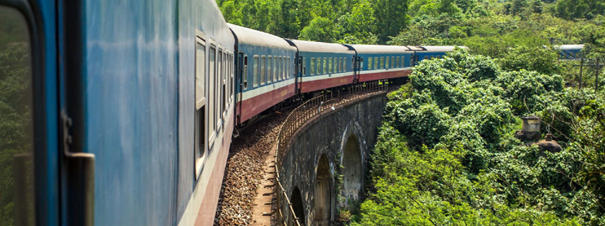 Hành trình trên tuyến Bắc Nam đi dọc qua các thành phố mang bề dày lịch sử, cảnh quan thiên nhiên hai bên đường đẹp ngoạn mục với các bờ biển, rừng cây xanh mướt. Các toa tàu có trang bị nhiều khoang từ bình dân đến cao cấp với ghế ngồi tiện lợi, giường nằm mềm và máy lạnh. Ảnh: Wandelust.