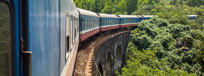 Hành trình trên tuyến Bắc Nam đi dọc qua các thành phố mang bề dày lịch sử, cảnh quan thiên nhiên hai bên đường đẹp ngoạn mục với các bờ biển, rừng cây xanh mướt. Các toa tàu có trang bị nhiều khoang từ bình dân đến cao cấp với ghế ngồi tiện lợi, giường nằm mềm và máy lạnh. Ảnh: Wandelust.