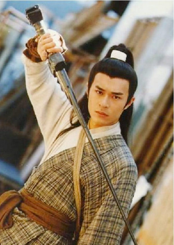 Dương Quá trong "Thần điêu đại hiệp" nổi tiếng với câu nói đậm chất ngôn tình: "Ta thương nhớ nàng không chỉ vì nàng là đệ nhất mỹ nhân. Dẫu nàng có là đệ nhất xú nhân trong thiên hạ thì ta cũng thương nhớ nàng như vậy".