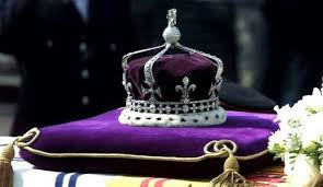 Trong số những người từng có trong tay Koh-i-Noor vướng phải lời nguyền viên kim cương là nhà vua Ba Tư Nadir Shah. Ông hoàng này bị ám sát năm 1747.