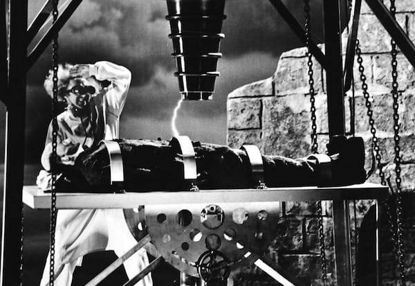 Chính quan niệm có thể hồi sinh người chết bằng dòng điện đã truyền cảm hứng cho nữ tác giả Mary Wollstonecraft Shelley sáng tác nên cuốn tiểu thuyết về quái vật Frankenstein do con người tạo ra.