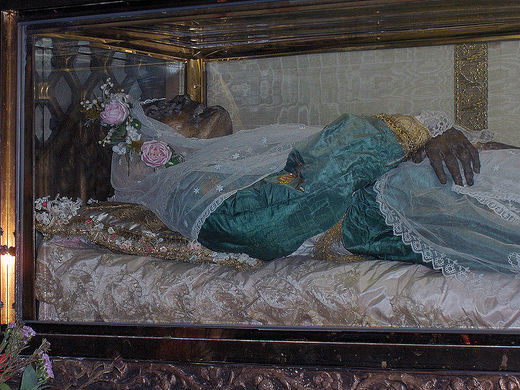 Xác ướp Thánh Zita là một trong những trường hợp như vậy. Theo các tài liệu lịch sử, khi còn sống, Zita là một người giúp việc cho một gia đình Italy giàu có.