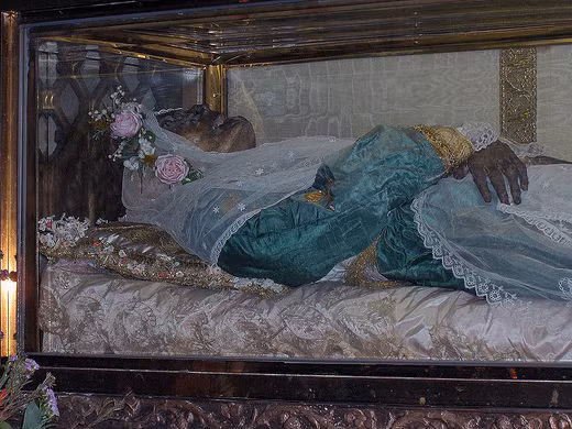 Xác ướp Thánh Zita là một trong những trường hợp như vậy. Theo các tài liệu lịch sử, khi còn sống, Zita là một người giúp việc cho một gia đình Italy giàu có.