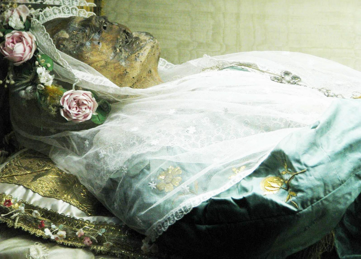 Zita được biết đến là người giúp việc chăm chỉ, sống ôn hòa và nhân hậu.